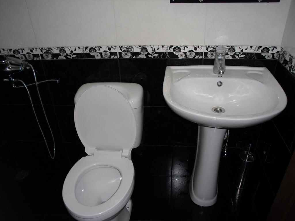 Suliko Guest House บาทูมิ ภายนอก รูปภาพ
